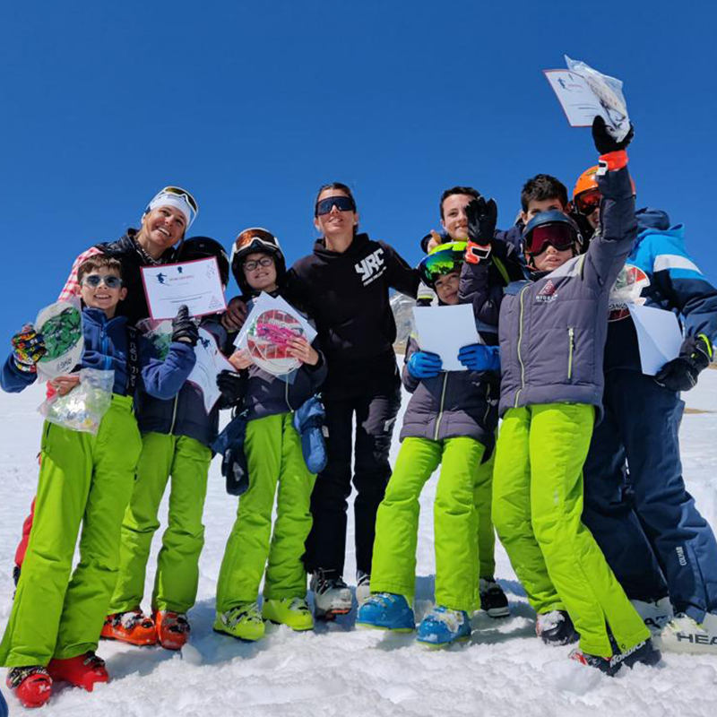 bambini con diplomi per Scuola di sci per bambini a Cervinia